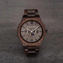 Este reloj con diseño premium combina nuevos tipos de madera únicos tallados a mano con lujosas esferas y tapa de acero inoxidable. El reloj lleva en su centro un completo nuevo movimiento multi-función que incluye dos esferas extra que indican la semana