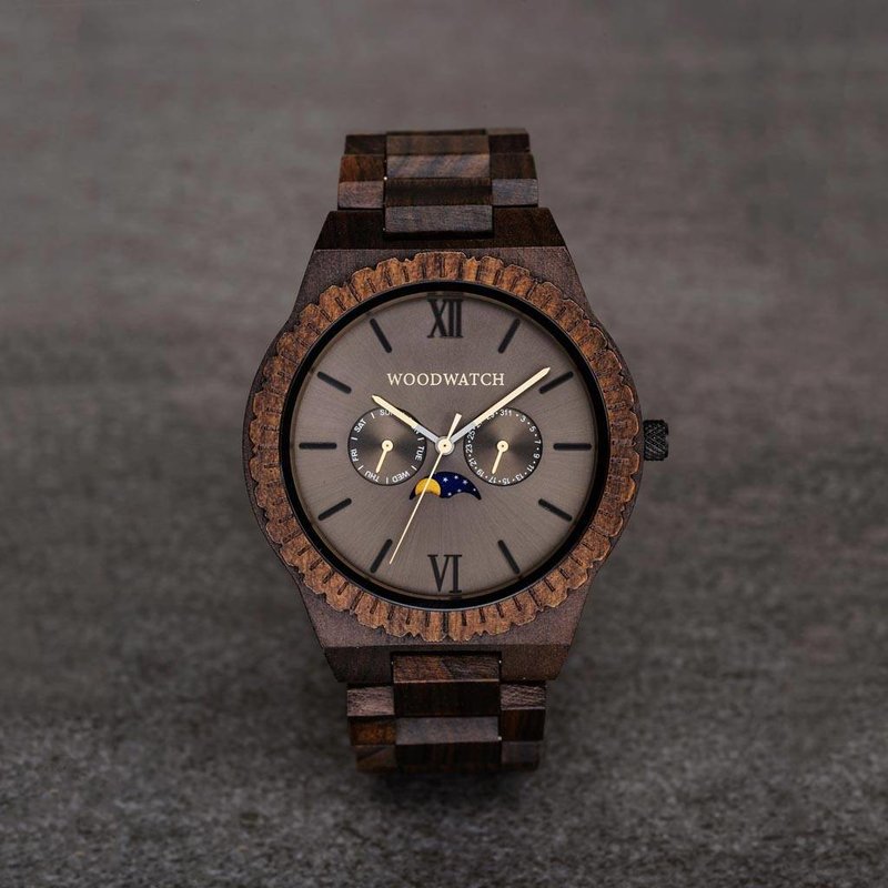 Este reloj con diseño premium combina nuevos tipos de madera únicos tallados a mano con lujosas esferas y tapa de acero inoxidable. El reloj lleva en su centro un completo nuevo movimiento multi-función que incluye dos esferas extra que indican la semana