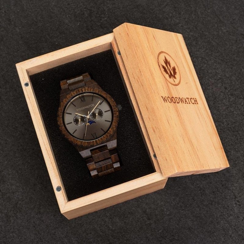 Este reloj con diseño premium combina nuevos tipos de madera únicos tallados a mano con lujosas esferas y tapa de acero inoxidable. El reloj lleva en su centro un completo nuevo movimiento multi-función que incluye dos esferas extra que indican la semana