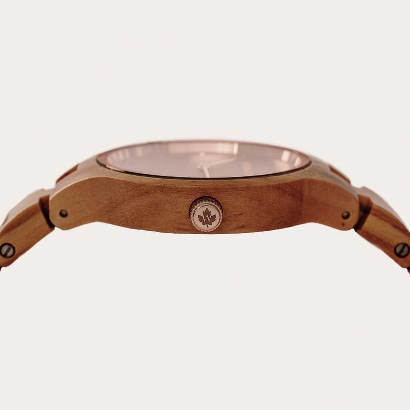 Die Uhren der AURORA Kollektion sind den unendlichen Weiten Skandinaviens nachempfunden und laden zum Träumen ein. Bei diesem leichten Modell wird europäisches Olivenholz von einem schwarzen Ziffernblatt aus Edelstahl und roségoldenen Elementen begleitet.