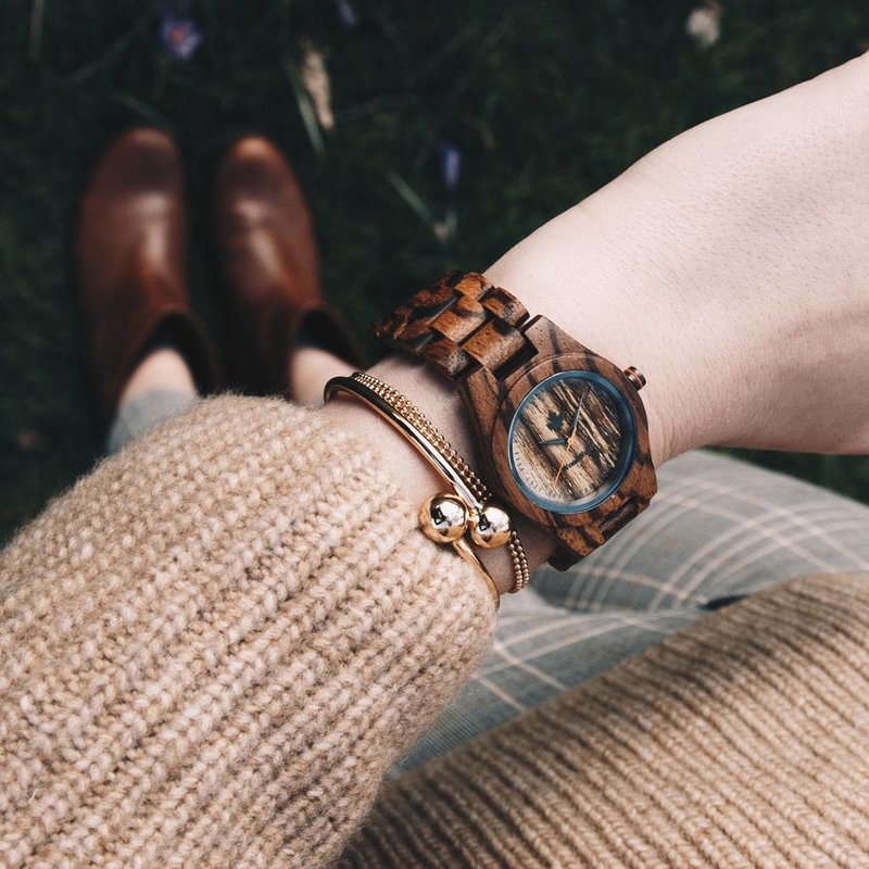 Die Uhren der CORE Kollektion werden von Hand aus hochwertigem Naturholz gefertigt und sind der ideale Begleiter für dich. Egal, ob du das trendige Holzdesign einfach nur bewundern willst oder einen Begleiter für deine Abenteuer suchst, mit dieser Uhr lie