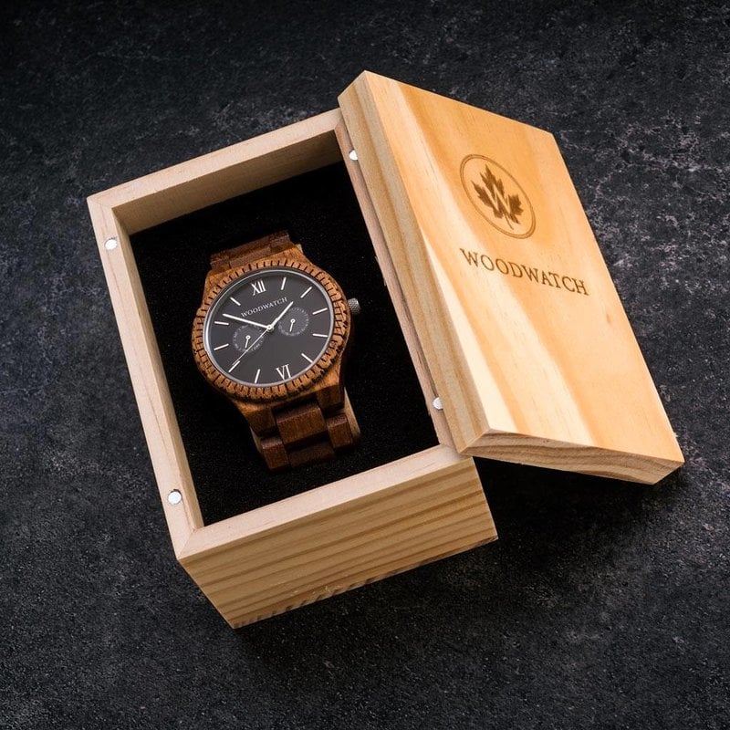 Quieres regalar un WoodWatch y quieres destacar? Personaliza tu regalo con una Pinewood Gift Box hecha a mano. No hay mejor manera de resaltar tu regalo.