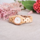 L'orologio Blossom della collezione FLORA è realizzato in legno d'ulivo lavorato finemente. Il quadrante è realizzato in acciaio inossidabile crema con dettagli color oro rosa.