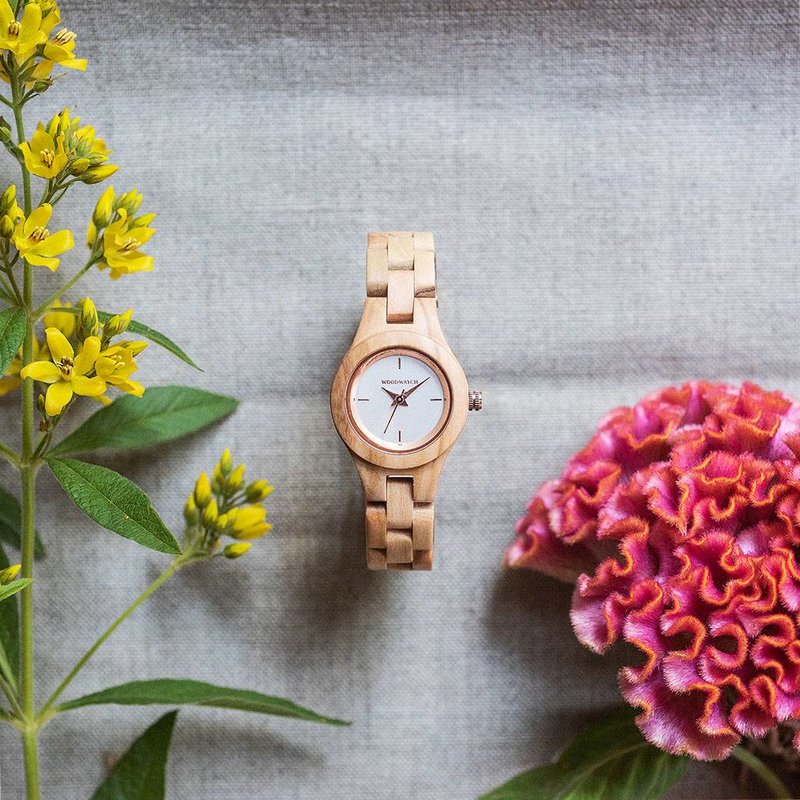 L'orologio Blossom della collezione FLORA è realizzato in legno d'ulivo lavorato finemente. Il quadrante è realizzato in acciaio inossidabile crema con dettagli color oro rosa.
