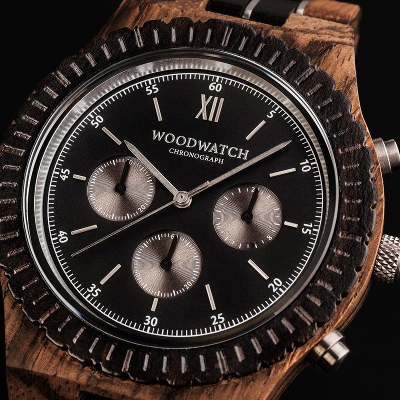 Die Uhren der CHRONOGRAPH Kollektion sind der perfekte Begleiter für deine Abenteuer. Die coolen Modelle sind spritzwasserfest und mit kratzfestem, saphirbeschichtetem Glas ausgestattet. Stil und Langlebigkeit vereinen sich in der Mojave: Zebrano- und Ebe