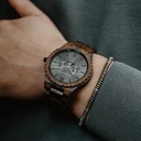 Este reloj con diseño premium combina nuevos tipos de madera únicos tallados a mano con lujosas esferas y tapa de acero inoxidable. El reloj lleva en su centro un completo nuevo movimiento multi-función que incluye dos esferas extra que indican la semana