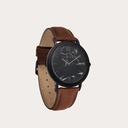 Le bracelet Pecan est fait de cuir véritable et d'un fermoir boucle métallique et est naturellement teint avec une teinte marron clair. Le Bracelet Pecan 18mm convient au montre de la Collection MINIMAL 40mm.