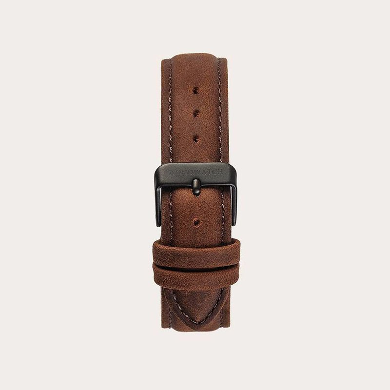 Le bracelet Pecan est fait de cuir véritable et d'un fermoir boucle métallique et est naturellement teint avec une teinte marron clair. Le Bracelet Pecan 18mm convient au montre de la Collection MINIMAL 40mm.