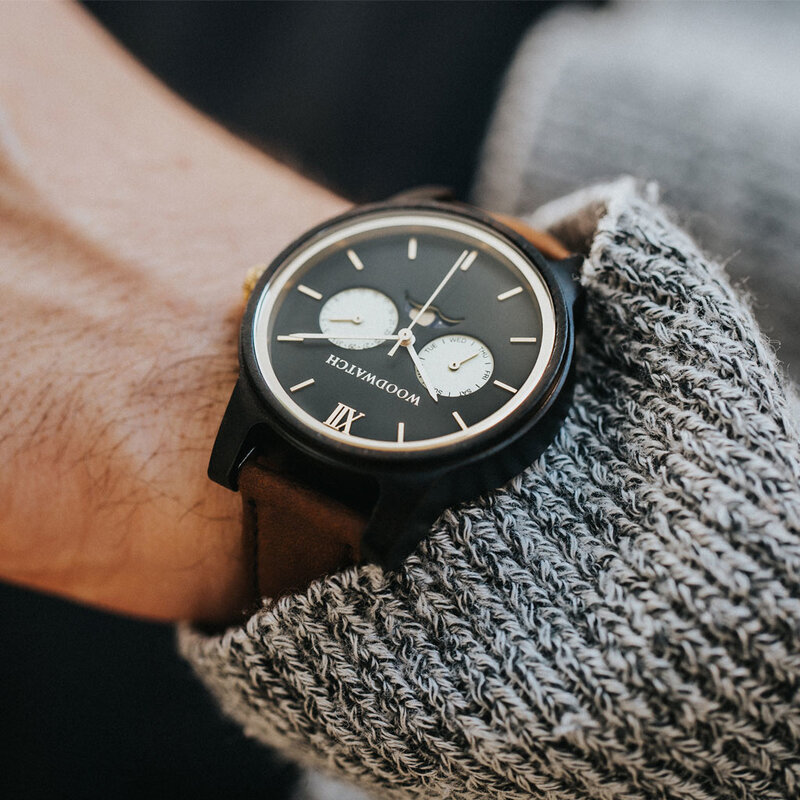 CLASSIC Kollektionen är en sofistikerad nytolkning av WoodWatchs klassiska design. Den tunna boetten ger ett elegant uttryck samtidigt som klockorna är försedda med en unik månfaskalender och två extra urtavlor för vecka och månad. CLASSIC Rogue Pecan är