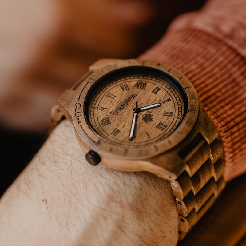 Ese primer instinto y deseo por una nueva aventura. Esa fue la idea que trajo la Colección ORIGINAL a la vida. Relojes de madera tallados a mano que celebran los aspectos puros de la naturaleza, que embellecen al mundo. Cada modelo da un mensaje y es un g