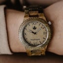 Ese primer instinto y deseo por una nueva aventura. Esa fue la idea que trajo la Colección ORIGINAL a la vida. Relojes de madera tallados a mano que celebran los aspectos puros de la naturaleza, los cuales proveen al mundo con belleza. Cada modelo es un m