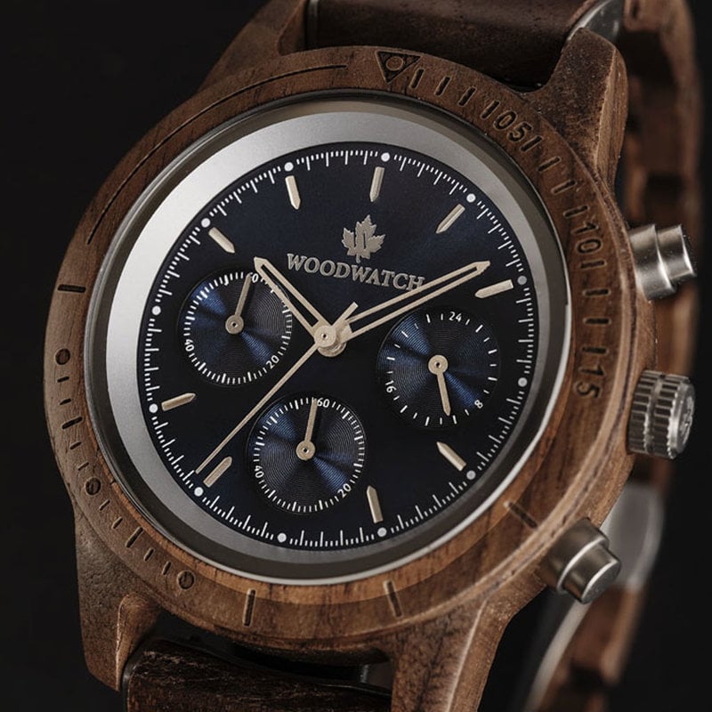 La collezione CHRONUS presenta un movimento cronografico classico SEIKO VD54, vetro rivestito in zaffiro resistente ai graffi e cinturino a maglie rinforzato in acciaio inossidabile. Il CHRONUS Sapphire Silver è realizzato in legno di noce americano e ha