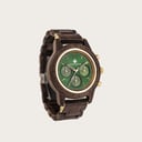 La colección CHRONUS presenta un movimiento cronógrafo clásico SEIKO VD54, cristal con revestimiento de zafiro resistente a los arañazos y eslabones de correa reforzados de acero inoxidable.  El CHRONUS Emerald Gold está hecho de madera de nogal americano