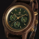 De CHRONUS Collection is uitgerust met een klassiek SEIKO VD54 chronograaf uurwerk, krasbestendig saffier gecoat glas en roestvrij stalen versterkte schakels. De CHRONUS Emerald Gold is gemaakt van Amerikaans walnoothout en wordt gekenmerkt door een groen