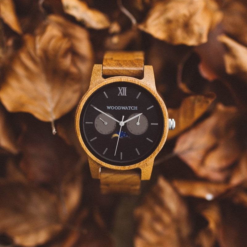 The CLASSIC Collection rethinks the aesthetic of a WoodWatch in a sophisticated way. The slim cases give a classy impression while featuring a unique a moonphase movement and two extra subdials featuring a week and month display. The CLASSIC Maverick is m