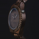 L'istinto e il desiderio di una nuova avventura. Queste sono le idee che hanno dato vita alla Collezione ORIGINAL. Orologi in legno intagliati a mano che celebrano l'aspetto genuino della natura, grande bellezza del nostro mondo. Ogni modello è un'afferma