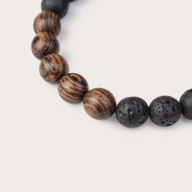 Nuestra Rosewood Volcanic Beads Bracelet hecha a mano está confeccionada con una combinación de cuentas de 8 mm de madera de palisandro y piedra volcánica. Esta pulsera es ajustable y se adapta a la mayoría de las muñecas, independientemente de su tamaño.