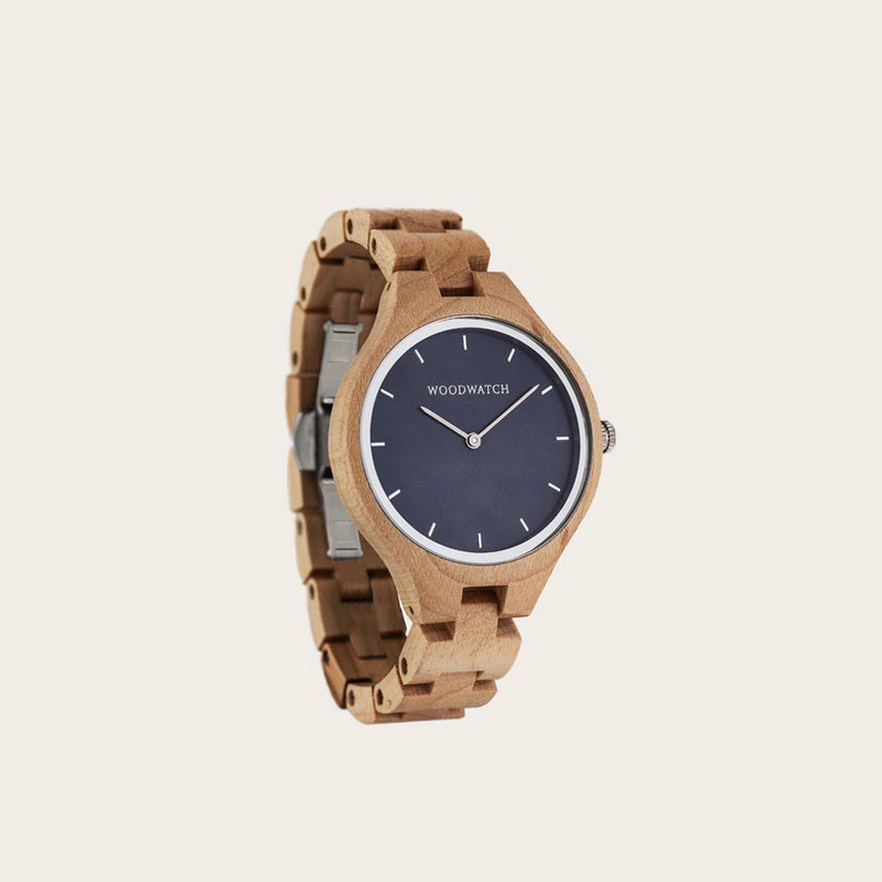 La Collection AURORA est inspirée par l'air et les paysages de la nature Scandinave. Cette montre légère est faite de Bois d'érable canadien naturel.<br />
Le bracelet est disponible en cuir ou en bois.