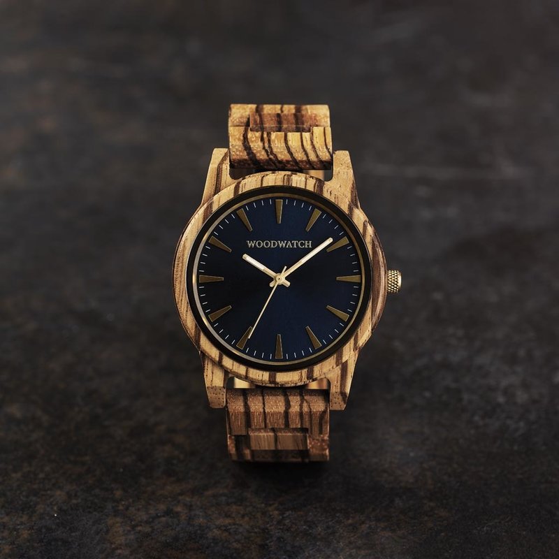 Hyde Zebra sfoggia un quadrante minimale blu scuro dai tocchi moderni e dettagli iconici nella cassa da 45 mm. Un accessorio essenziale al polso che associa legno naturale ad acciaio inossidabile e vetro zaffiro. Hyde Zebra è realizzato a mano con legno d