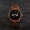 Este reloj de diseño premium con fase lunar combina madera natural con una lujosa esfera de acero inoxidable y placa posterior. En el centro del reloj hay un movimiento multifunción con dos subesferas que indican la semana y el mes. El Dark Orion está Hec