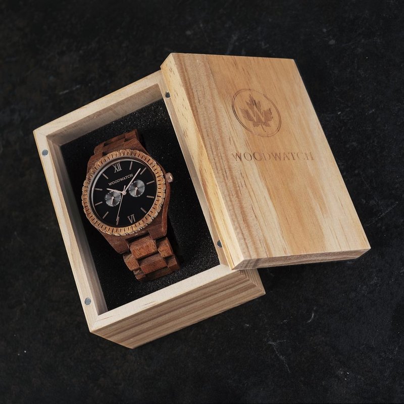 Este reloj de diseño premium con fase lunar combina madera natural con una lujosa esfera de acero inoxidable y placa posterior. En el centro del reloj hay un movimiento multifunción con dos subesferas que indican la semana y el mes. El Dark Orion está Hec