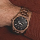 Este reloj de diseño premium con fase lunar combina madera natural con una lujosa esfera de acero inoxidable y placa posterior. En el centro del reloj hay un movimiento multifunción con dos subesferas que indican la semana y el mes. El Dark Orion está Hec