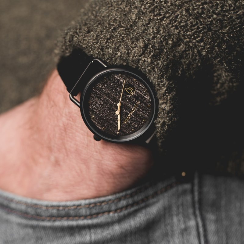 Our MINIMAL Retro models feature an all new design existing of 3 new elements. First, a clean new minimal casing. Second, a new two-pointer movement with numeric time window. Finally, an all new flexible wooden strap which fits any wrist. The Retro NOIR i
