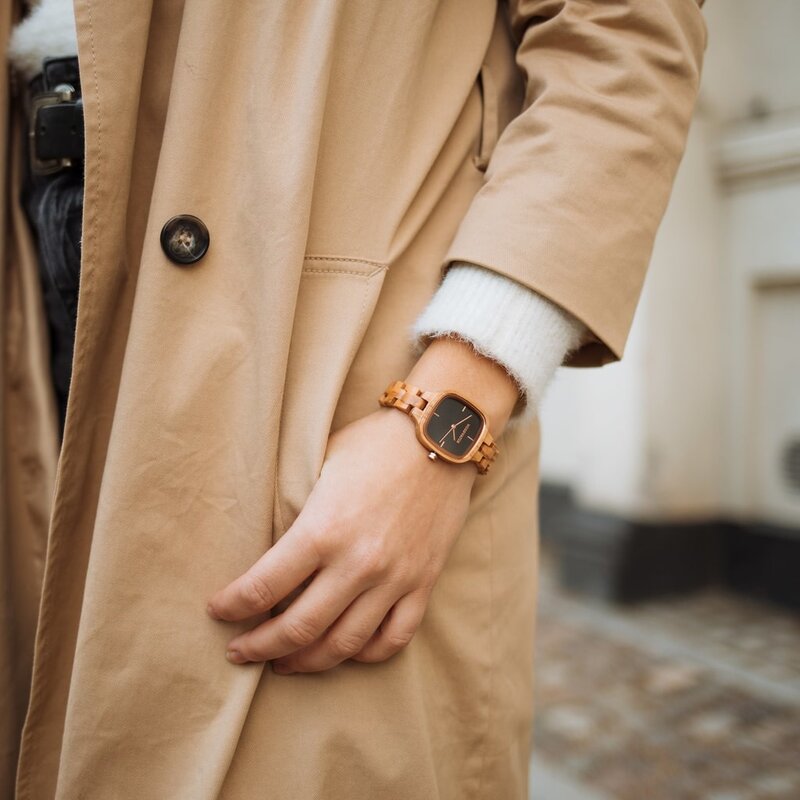 Questo orologio ha una cassa quadrata con quadrante nero e dettagli argentati. Il cinturino è realizzato in legno d'ulivo naturale fatto a mano e lavorato finemente per dar vita al nostro modello più sottile.