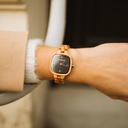 Une icône de la mode intemporelle. Le CITY Icon est doté d'un boîtier carré avec un cadran noir et des détails en or rose. Le bracelet de la montre est en bois de bois d'olivier naturel travaillé à la main avec finesse. Notre tout dernier design.