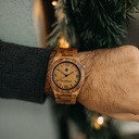 Ese primer instinto y deseo por una nueva aventura. Esa fue la idea que trajo la Colección ORIGINAL a la vida. Relojes de madera tallados a mano que celebran los aspectos puros de la naturaleza, los cuales proveen al mundo con belleza. Cada modelo es un m