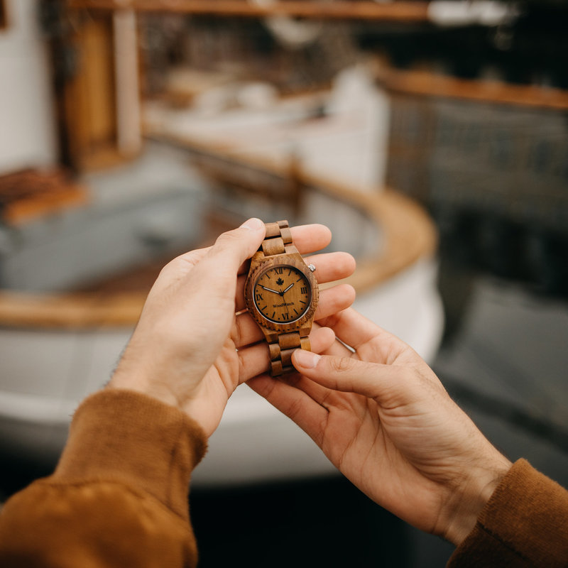 L'istinto e il desiderio di una nuova avventura. Queste sono le idee che hanno dato vita alla Collezione ORIGINAL. Orologi in legno intagliati a mano che celebrano l'aspetto genuino della natura, grande bellezza del nostro mondo. Ogni modello è un'afferma