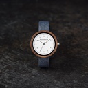 Inspirée du minimalisme nordique contemporain. La NORDIC Stockholm Navy présente un diamètre de 36 mm noyer avec des détails cadran blanc et argent. Fabriquée à la main à partir de bois d'origine durable, s'associe à une courroie en cuir vegan durable ult