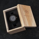 Die NORDIC Helsinki hat 36 mm Durchmesser und wird in liebevoller Handarbeit aus nachhaltigem, schwarzem Sandelholz gefertigt. Ein besonders geschmeidiges, schwarzes Uhrenarmband aus veganem Leder in Verbindung mit dem grauen Ziffernblatt und einigen silb
