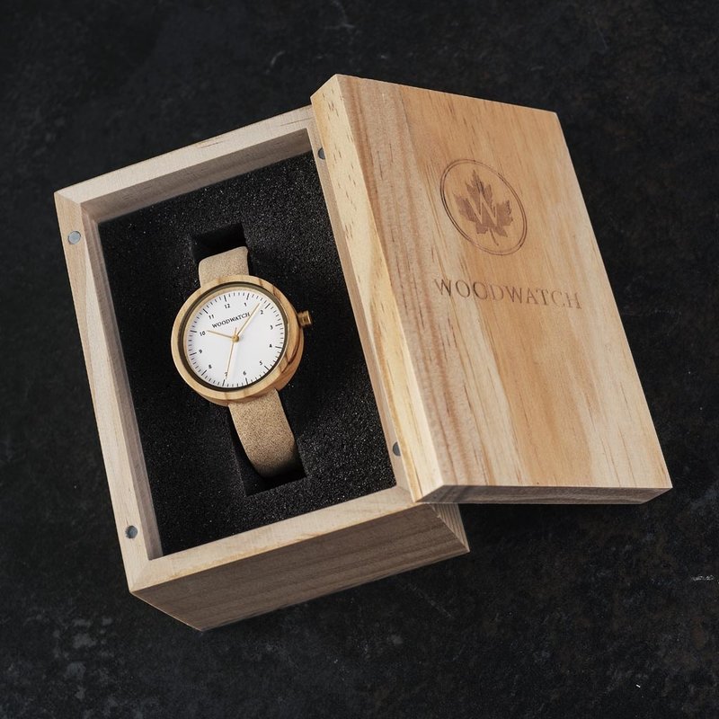 La NORDIC Copenhagen présente un diamètre de 36 mm olive blanche avec des détails cadran blanc et or. Fabriquée à la main à partir de bois d'origine durable, elle s'associe à une courroie en cuir vegan durable ultra-douce beige.