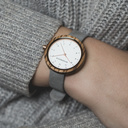 La NORDIC Oslo Grey présente un diamètre de 36 mm bois de zèbre avec des détails cadran blanc et rosegold. Fabriquée à la main à partir de bois d'origine durable, elle s'associe à une courroie en cuir vegan durable ultra-douce gris.