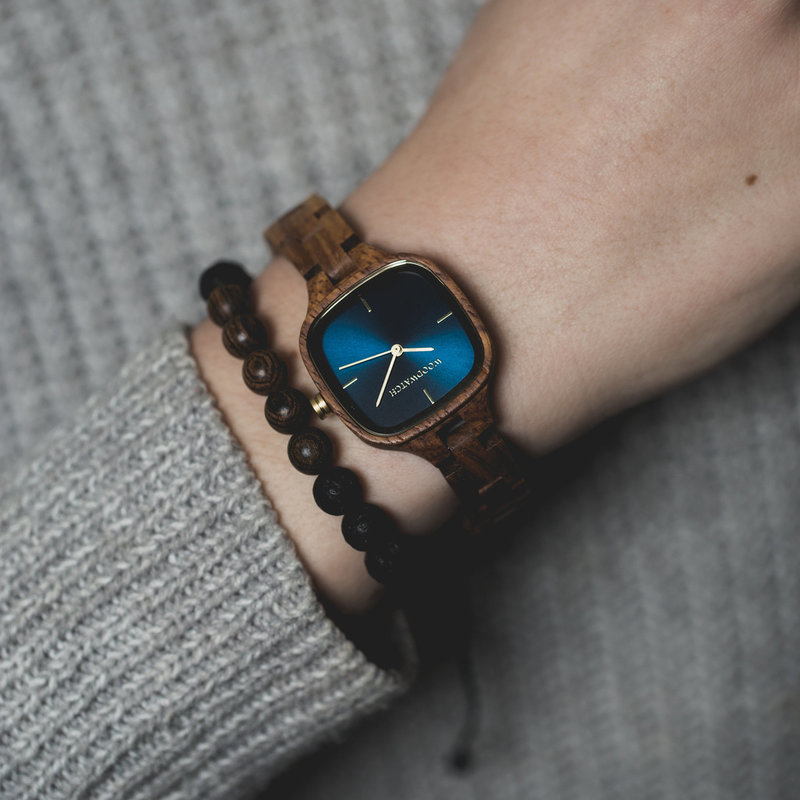 El Starlight cuenta con caja cuadrada de 30 mm, con esfera azul marino los detalles son dorados. La pulsera del reloj es de madera de kosso natural sometida a un perfecto acabado manual para ofrecer nuestro último diseño de pulseras pequeñas.