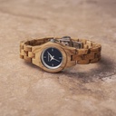 Het Iris horloge uit de FLORA Collection bestaat uit zacht olijfhout dat met de is hand bewerkt tot een verfijnd uurwerk. De Iris is voorzien van een nachtblauwe wijzerplaat met zilveren accenten.