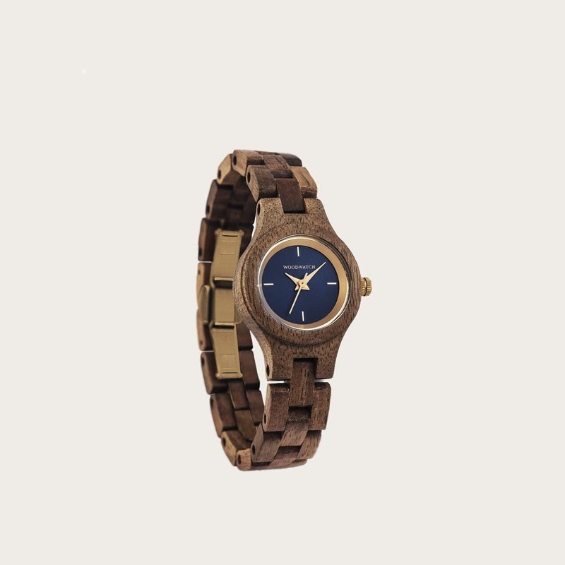 L’orologio Bellflower della collezione FLORA è realizzato in legno di acacia morbido lavorato a mano per renderlo il più sottile possibile. Bellflower è dotato di un quadrante blu navy scuro con dettagli dorati.