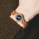 L’orologio Bellflower della collezione FLORA è realizzato in legno di acacia morbido lavorato a mano per renderlo il più sottile possibile. Bellflower è dotato di un quadrante blu navy scuro con dettagli dorati.