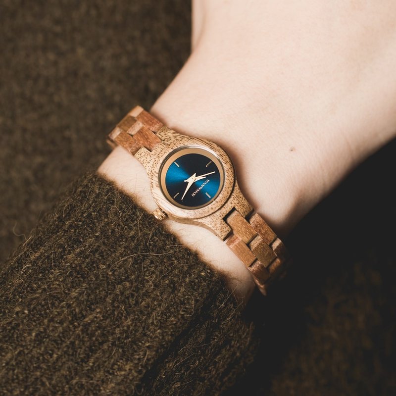 The Bellflower watch from the FLORA Collection consists of acacia wood that has been hand-crafted to its finest slenderness. The Bellflower features a dark navy blue dial with golden coloured details.