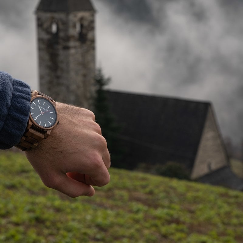 De Aero Acacia beschikt over een gemoderniseerde minimale grijze wijzerplaat met gewaagde details in een behuizing van 45mm. Dit onmisbare horloge combineert natuurlijk hout met roestvrij staal en glas voorzien van saffiercoating. De Aero Acacia is met de