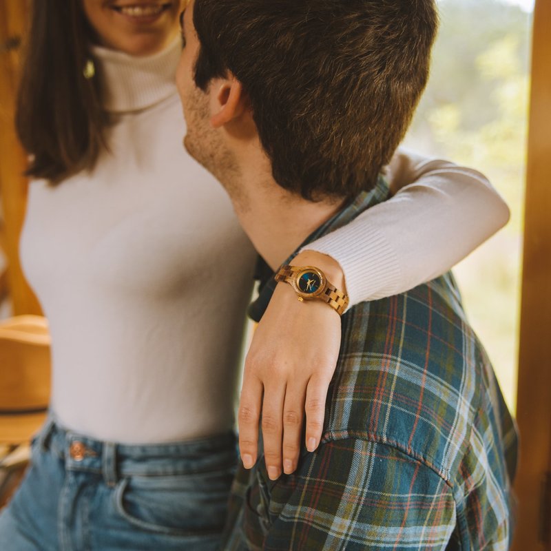 L’orologio Bellflower della collezione FLORA è realizzato in legno di acacia morbido lavorato a mano per renderlo il più sottile possibile. Bellflower è dotato di un quadrante blu navy scuro con dettagli dorati.