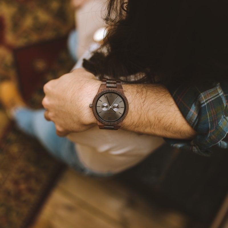 Dit premium ontworpen horloge combineert unieke, nieuwe houtsoorten met een luxe roestvrijstalen wijzer- en achterplaat. In het hart van het horloge zit een geheel nieuw, multifunctioneel uurwerk dat twee extra subdials bevat met een week- en maandaanduid