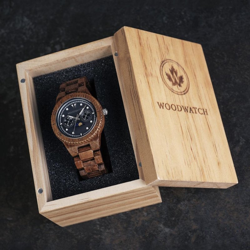 La colección ODYSSEY ha sido completamente diseñada para el séptimo aniversario del WoodWatch. La colección presenta nuestro característico movimiento de fases lunares en una caja de 40 mm de diámetro. Por primera vez incorporamos materiales fosforescente