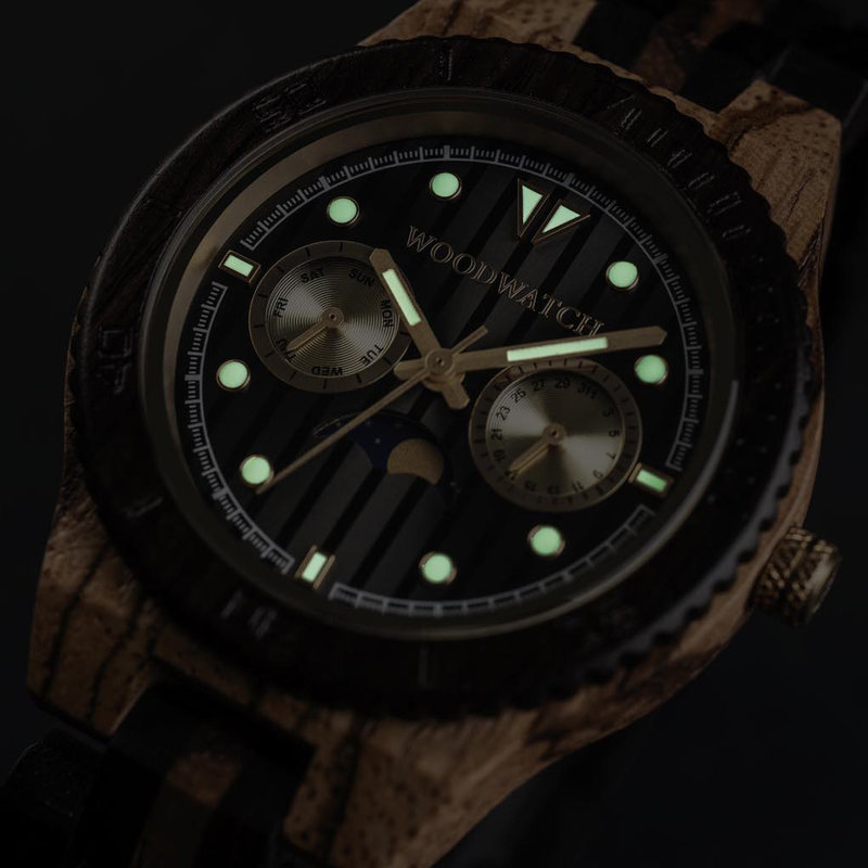 Ahora disponible de forma limitada - nuestra ODYSSEY Special Edition. Hecho a mano de una combinación única de madera de ébano Ebonywood de África Oriental y zebrano de África Occidental, con detalles dorados. Solo 100 piezas están disponibles. Cada reloj