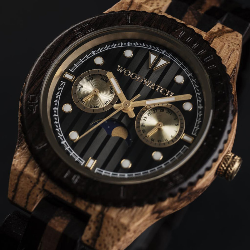 Ahora disponible de forma limitada - nuestra ODYSSEY Special Edition. Hecho a mano de una combinación única de madera de ébano Ebonywood de África Oriental y zebrano de África Occidental, con detalles dorados. Solo 100 piezas están disponibles. Cada reloj