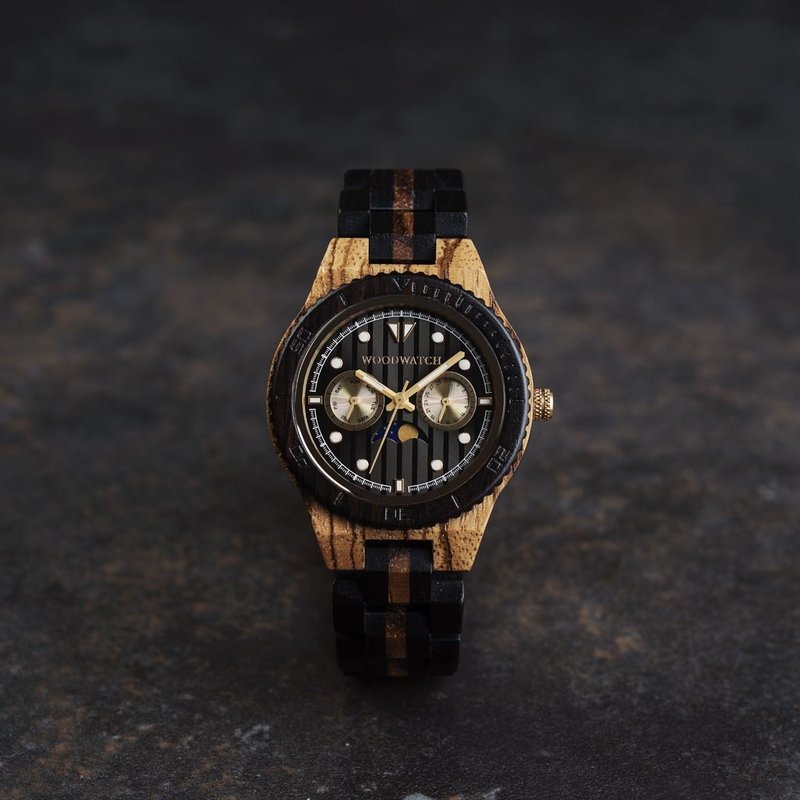 Ahora disponible de forma limitada - nuestra ODYSSEY Special Edition. Hecho a mano de una combinación única de madera de ébano Ebonywood de África Oriental y zebrano de África Occidental, con detalles dorados. Solo 100 piezas están disponibles. Cada reloj