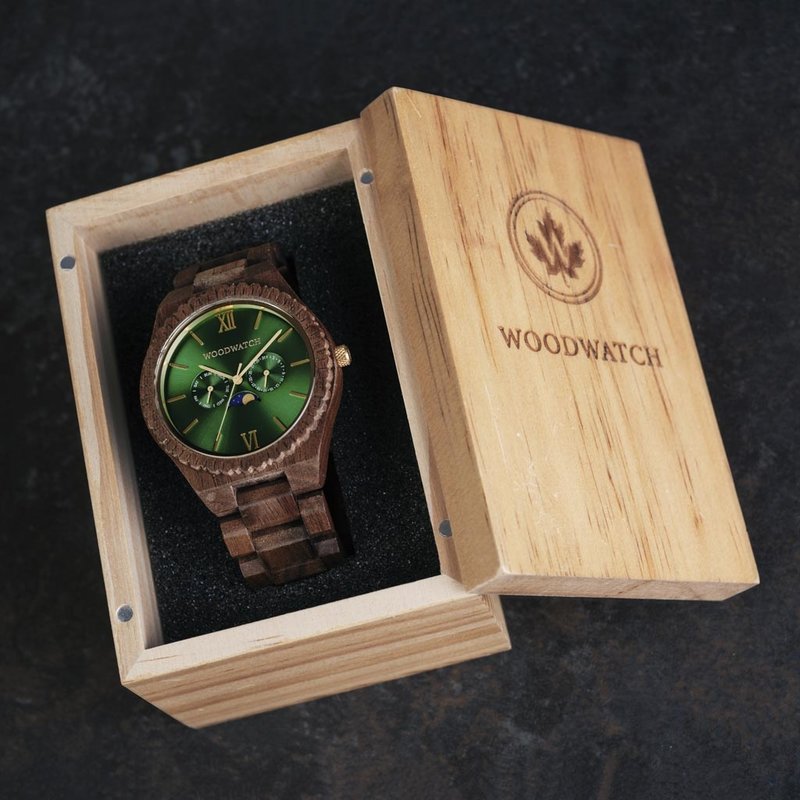 Diese Premium-Uhr mit Mondphasenanzeige kombiniert einzigartige neue handgefertigte Holzarten mit luxuriösen Edelstahl-Zifferblatt und -Gehäuseboden. Im Mittelpunkt der Uhren steht ein komplett neues Multifunktionswerk mit zwei zusätzlichen Hilfsziffern m