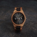 Este reloj con diseño premium combina nuevos tipos de madera únicos tallados a mano con lujosas esferas y tapa de acero inoxidable. El reloj lleva en su centro un completo nuevo movimiento multi-función que incluye dos esferas extra que indican la semana