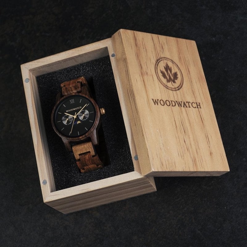 CLASSIC Kollektionen är en sofistikerad nytolkning av WoodWatchs klassiska design. Den tunna boetten ger ett elegant uttryck samtidigt som klockorna är försedda med en unik månfaskalender och två extra urtavlor för vecka och månad. CLASSIC Dark Forest är